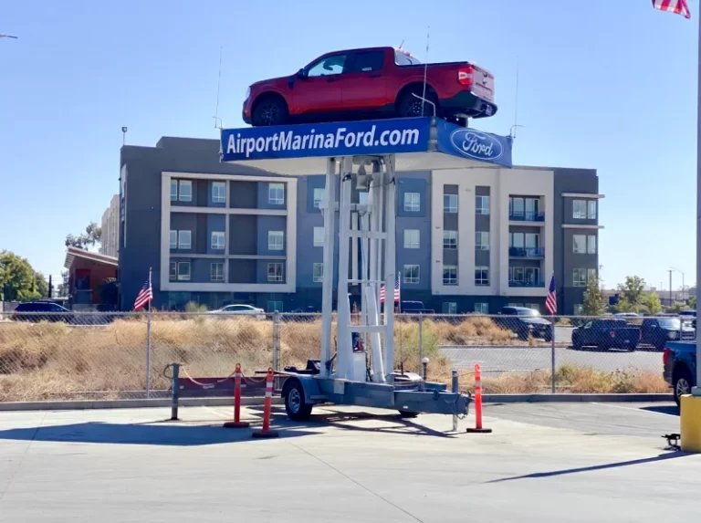 Trailer-Mounted Hydraulic Car Display Lift for Outdoor Advertising | 8m Lifting Height